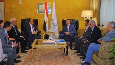 الوزير يوجه بالتقدم في أعمال الحفر بمحطات الخط الثالث للمترو (صور)