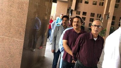 توافد المصريين بدبي للمشاركة في الاستفتاء على التعديلات الدستورية (صور)