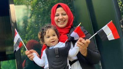 رافعًا علم مصر.. الطفل “سليم” أصغر مشارك في الاستفتاء على التعديلات الدستورية (صور)