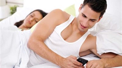 امرأة أخرى في حياة زوجك..تعرفى على طريقة كشف خيانة الزوج!