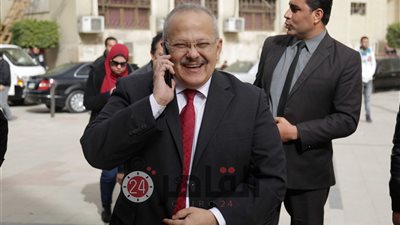 رئيس جامعة القاهرة يتهم الإخوان بالتشويه: أزعجهم هتاف تحيا مصر من 70 ألف طالب (بيان)