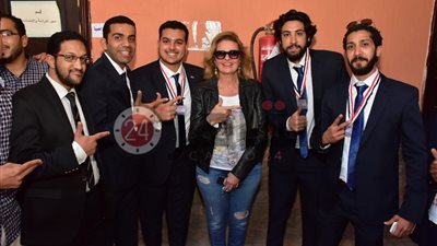 يسرا تشارك في الاستفتاء على التعديلات الدستورية (صور)