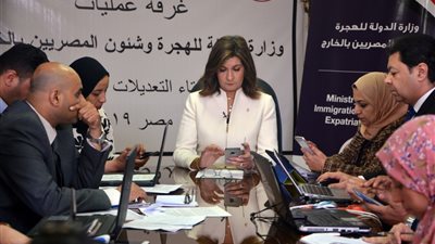 في ثالث أيام الاستفتاء.. الهجرة تستقبل 239 استفسار من المصريين بالخارج (صور)