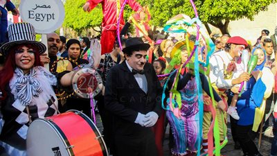 فرق فنية دولية تشارك فى مهرجان الطبول بشارع المعز