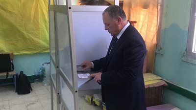 رئيس اتحاد الكرة يُدلي بصوته في الاستفتاء على التعديلات الدستورية (صور)