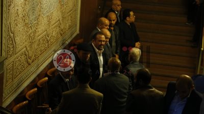 لميس الحديدي وعمرو مصطفى أول الحاضرين في عزاء والدة هشام عباس (صور)