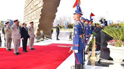 السيسي يضع إكليل زهور على النصب التذكاري للجندى المجهول في ذكرى عيد تحرير سيناء