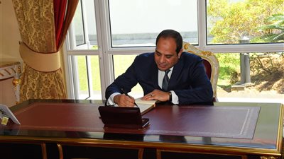 بالأسماء.. السيسي يكرم 10 من قدامى النقابيين في عيد العمال