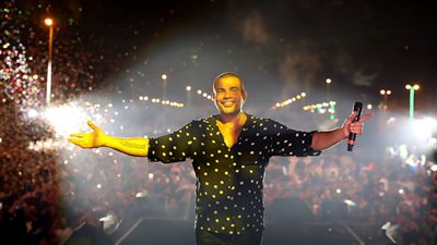 الأحد.. عمرو دياب يحيي حفلاً في حرم الجامعة البريطانية