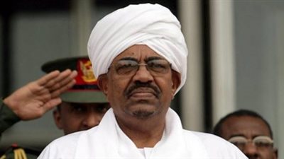 لا يُصدق حتى الآن وبكى بعد سماع لقب “المخلوع”.. كواليس جديدة من حياة البشير داخل السجن