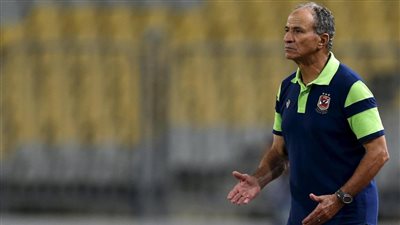 فتحي مبروك يكشف موقف لاعب الأهلي بعد الوقوف على الكرة أمام الزمالك