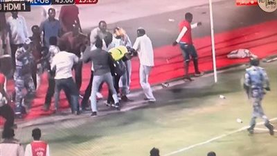 نقل طاقم تحكيم مباراة سودانية للمستشفى بعد نزول الجمهور للملعب والتعدي عليهم (صورة)
