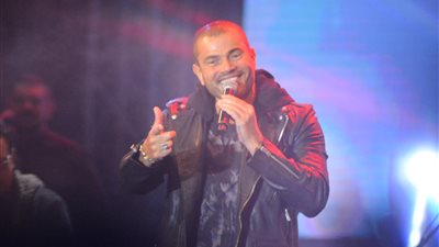 “أول يوم في البعد”.. عمرو دياب يطلق أغنية جديدة في حفلة الجامعة البريطانية(فيديو)