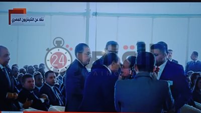 اتحاد عمال مصر يقدم درع “حكاية وطن” للسيسي احتفالا بعيد العمال (فيديو)