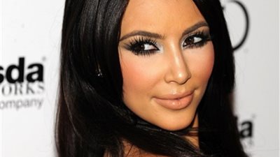 كيم كارداشيان تظهر بإطلالة مثيرة في جزيرة “بالي” (صور)