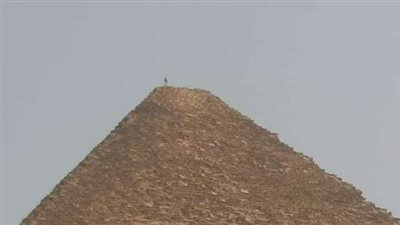 التحقيق مع شاب تسلق هرم “خوفو” وألقى الحجارة على المارة