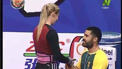 بعد رفع الأثقال.. لاعب يتقدم لخطبة زميلته بصالة القاهرة المغطاة (فيديو)