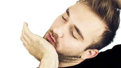 مفاجأة.. شاب “طرقع” رقبته أصيب بالسكتة الدماغية