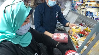 ضبط مواد غذائية فاسدة وإعدام أطعمة مجهولة المصدر في حملة بشرق الإسكندرية