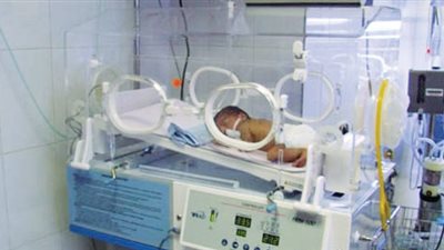 بينهم رضيع 8 أشهر.. حجز 19 طفلًا مصابًا بكورونا بمستشفى بنها 