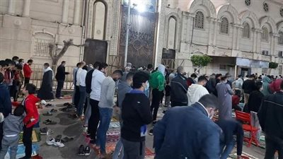 مصر الحلوة.. المسلمون يصلون التراويح على عتبة كنيسة القديسين بعد امتلاء الشارع