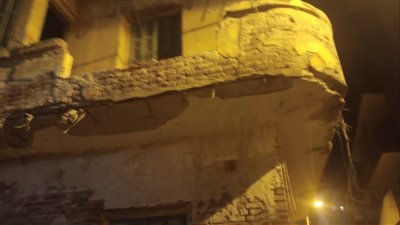سقوط أجزاء من عقار مأهول بالسكان وسط الإسكندرية دون إصابات