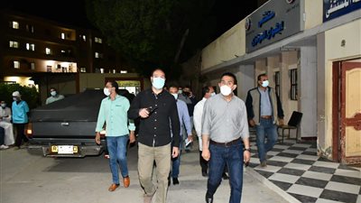 محافظ الفيوم يترأس كمينًا أمنيًّا ويوجه بغلق 35 مقهى ومحلاً تجاريًا في حملة مفاجئة (صور)