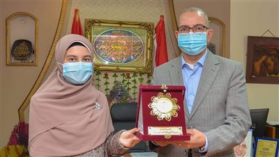 على مستوى الجمهورية.. تكريم الطالبة منى عبد الحليم ببورسعيد لحصولها على المركز الثاني في مسابقة القرآن