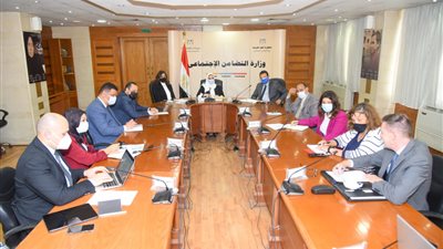 مفوض الاتحاد الأوروبي يُشيد بجهود مصر لمنع مراكب الهجرة غير الشرعية 