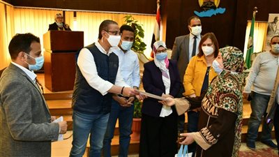 محافظ الفيوم يُسلم 65 مشروعًا للأسر الأولى بالرعاية بقرى إطسا (صور)