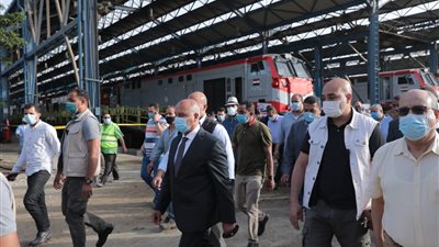 وزير النقل يغادر مبنى السكة الحديد بعد تكريم عمال الهيئة ليقظتهم وتجنب حوادث محققة