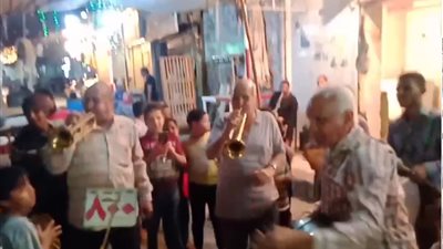 مسحراتية على الطريقة الحديثة.. فرقة موسيقية تجوب الشوارع لإيقاظ المواطنين للسحور بقنا (فيديو)