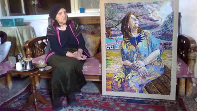 يستخدم الخرز في رسم اللوحات.. 