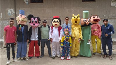 Smile.. فريق من الشباب والأطفال يتجولون بأسيوط بشخصيات كرتونية لرسم الفرحة على الأهالي برمضان