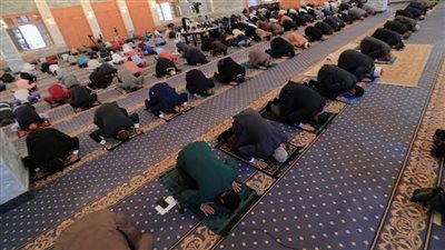 حسن الخاتمة.. وفاة مصلي أثناء صلاة التراويح داخل مسجد في القاهرة الجديدة (فيديو)  