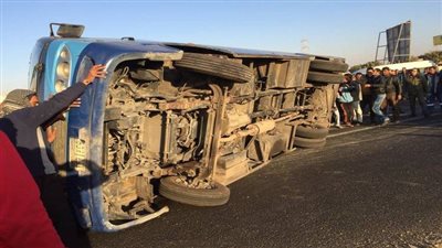 إصابة 6 أشخاص في حادث انقلاب أتوبيس سياحي بطريق سيوة مطروح 