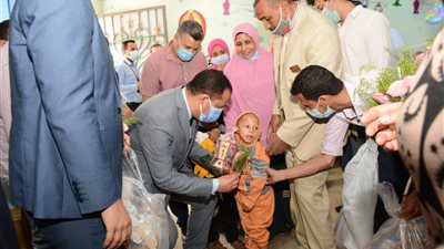 نائب رئيس جامعة أسيوط يوزع فوانيس على الأطفال بمعهد جنوب مصر للأورام 