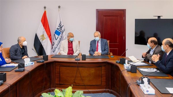 جانب من التوقيع