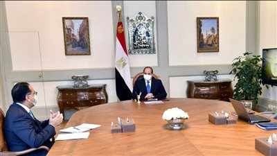 السيسي يطلع على قانون تنمية المشروعات المتوسطة والصغيرة ويوجه بتطوير شامل للقطاع الصناعي