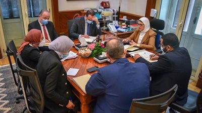 وزيرة الصحة تعقد اجتماعًا لبحث إنشاء 
