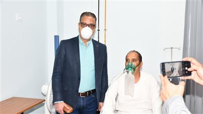 محافظ الفيوم يزور مصابي كورونا.. ويؤكد: التطعيم أصبح ضروريا للوقاية منه (صور وفيديو)