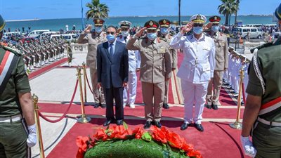 احتفالا بذكرى العاشر من رمضان.. محافظ الإسكندرية يضع إكليل زهور للشهداء