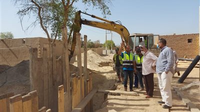 رئيس مدينة إسنا يكشف معدلات التنفيذ بمشروعات حياة كريمة بقرى المركز