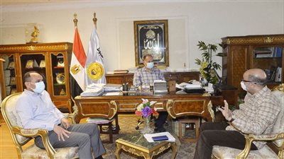 بعد ارتفاع حالات كورونا.. محافظ أسيوط يوجه بتعقيم وتطهير جميع المنشآت التعليمية والخدمية