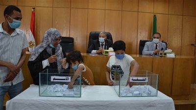 محافظ المنيا يشهد القرعة العلنية لتوزيع 80 وحدة سكنية في قرية المحرص (صور)