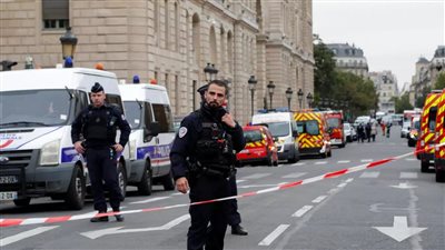 الشرطة الفرنسية تطارد مشتبهًا به في عملية طعن 