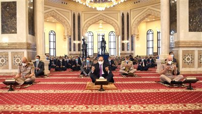 السيسي يؤدي صلاة الجمعة بمسجد المشير طنطاوي ويلتقي عددًا من كبار قادة القوات المسلحة (صور)