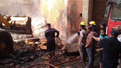 السيطرة على حريق بأرض فضاء بشبرا الخيمة (صور) 