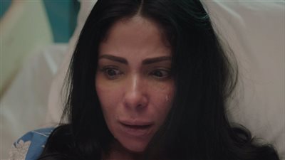 منى زكي تدخل في انهيار عصبي وتهرب من المستشفى بعد ولادتها.. الحلقة الحادية عشرة من لعبة نيوتن