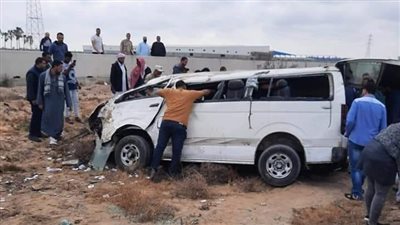 المعاينة الأولية تكشف أسباب انقلاب سيارة ميكروباص بطريق 